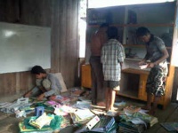 200px-Juli_30_2012_Benor_FM_Gotong_Royong_fasilitator_dan_kader_pendidikan_untuk_Pustaka_Rimba_dan_ruang_belajar_lantai_2_kantor_lapangan_KKI_WARSI-1.jpg