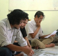 200px-Maret_22_2012_LenteraTimur.com_Pemateri_memandu_pembahasan_rencana_peliputan_peserta.jpg