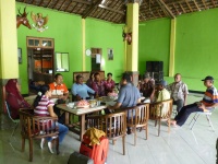 200px-Nopember_24_2012_PRC_Interview_Pengelola_Rakom_Suara_Budi_Luhur_Jombang.JPG