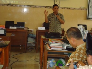 300px-Januari_14_2012_1000guru_Presentasi_Oleh_Ali_Sahbana.jpg